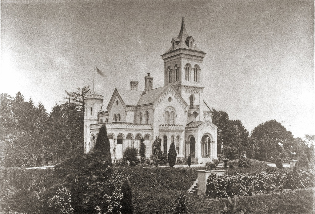 The south facade of Bartram Hall, which burned down in 1896; the site is now occupied by a picnic pavilion. The lions are visible in the foreground.